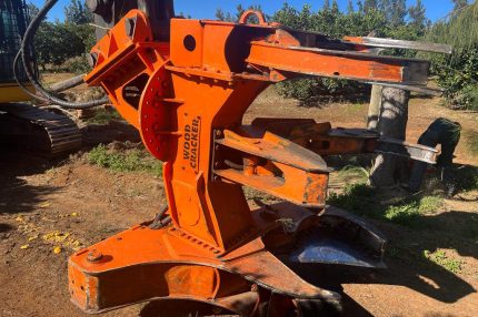 Powerful attachment for felling and processing trees.